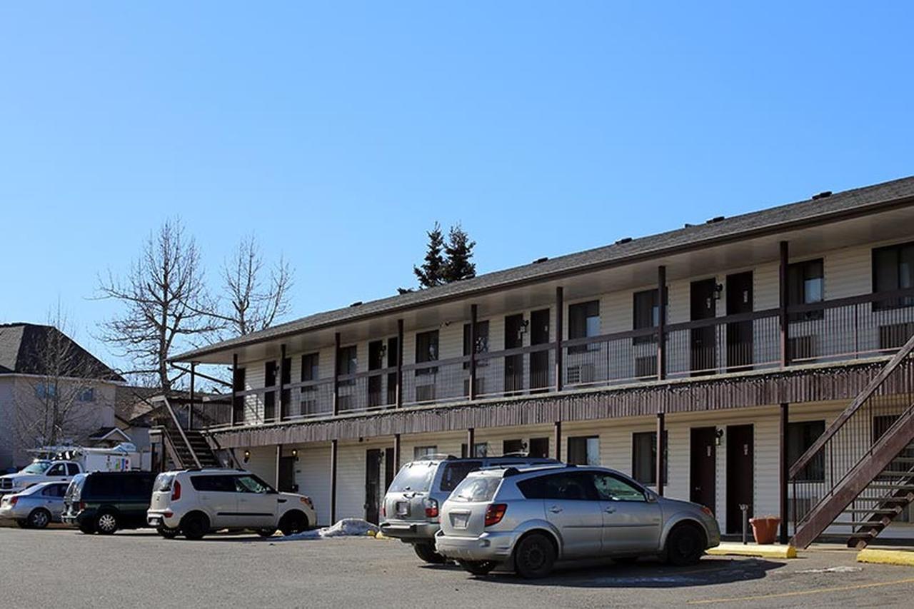 Golden West Motor Inn Carstairs Exterior photo